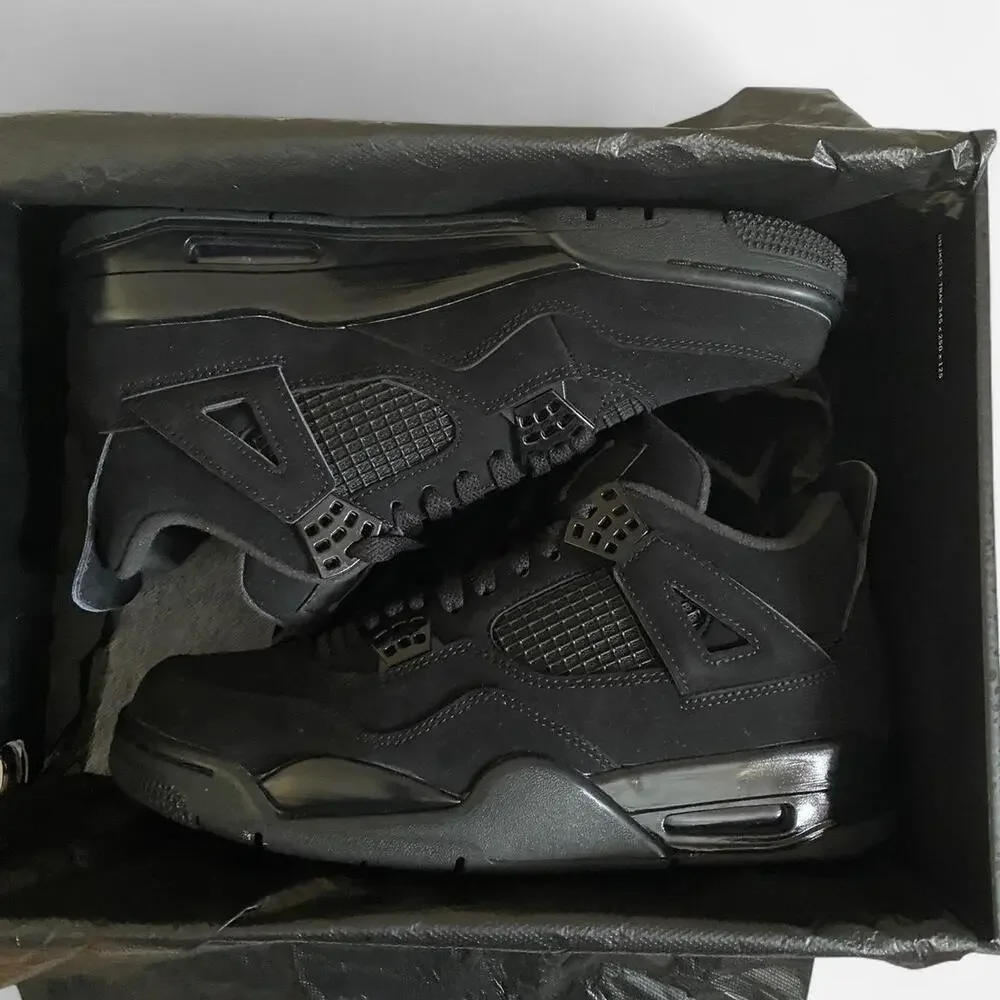 Air jordan 4 retro black cat - size 9 M / 10.5 W US